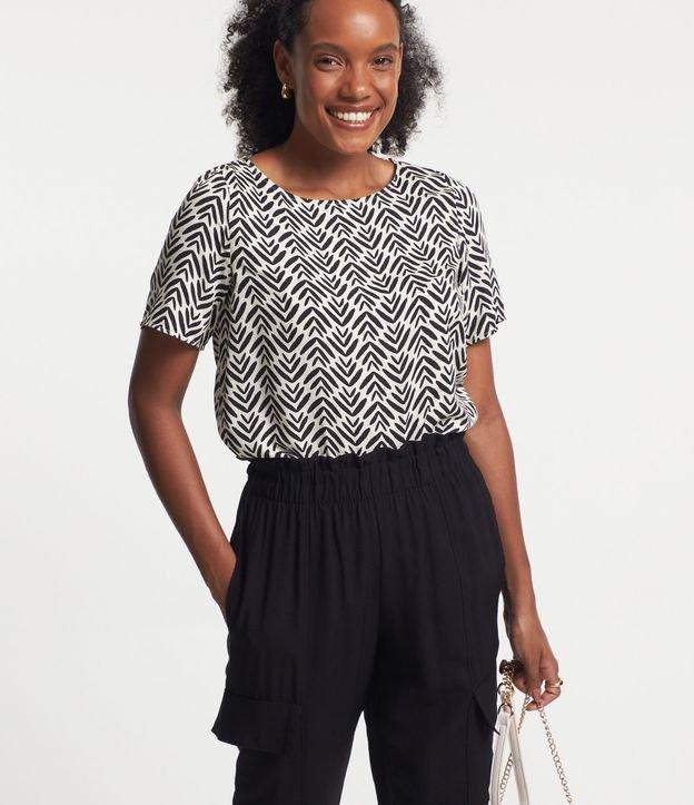 Blusa em Viscose com Abotoamento na Gola e Estampa Abstrata - 1