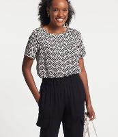 Blusa em Viscose com Abotoamento na Gola e Estampa Abstrata - 1