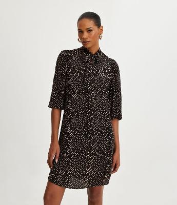 Vestido Curto em Viscose com Estampa Poá e Gola Laço