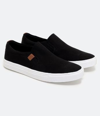 Tênis Slip On com Recortes e Etiqueta Aplicada