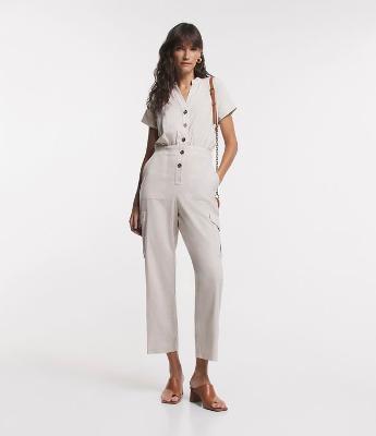 Macacão Cargo em Viscolinho com Abotoamento Frontal