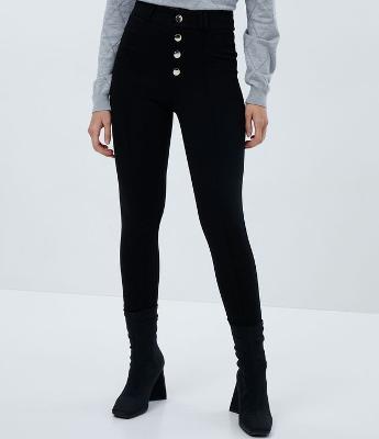 Calça Legging em Ponto Roma com Botões Metalizados Frontais