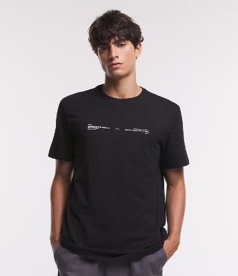 Camiseta Comfort em Meia Malha com Estampa em Lettering Frontal