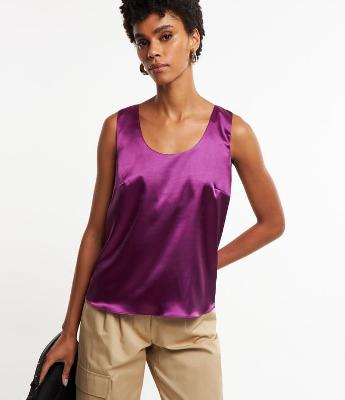 Blusa sem Manga em Tecido Acetinado e Decote U