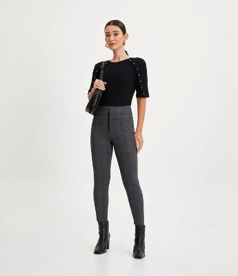 Calça Legging em Ponto Roma com Zíper e Estampa Xadrez