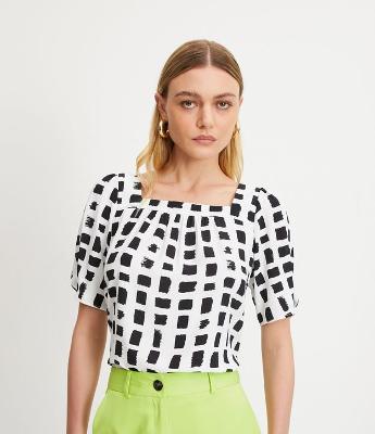 Blusa em Crepe com Decote Quadrado e Estampado Geométrico