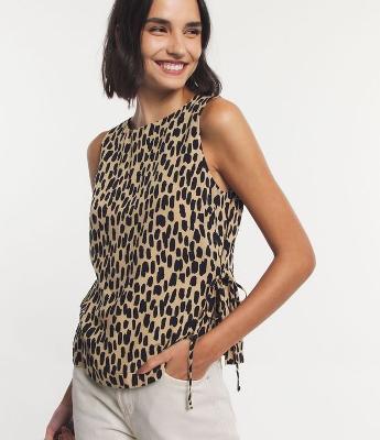 Blusa Sem Manga em Viscose com Estampa de Onça