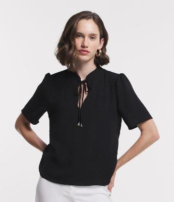 Blusa Manga Curta com Gola Laço e Vazado