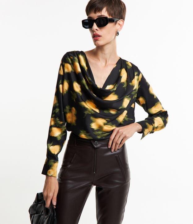 Blusa em Tecido Acetinado com Estampa Floral Efeito Distorcido - 1