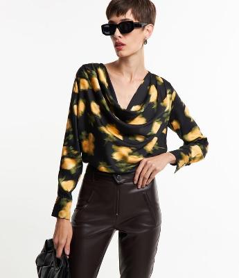 Blusa em Tecido Acetinado com Estampa Floral Efeito Distorcido