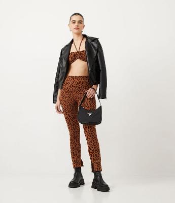 Calça Legging em Jacquard com Fendas e Estampa Animal Print Onça