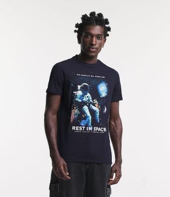 Camiseta Regular em Meia Malha com Estampa Astronauta Rest In Space