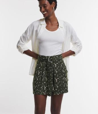 Short em Viscolinho com Cinto Fivela e Estampa Geométrica