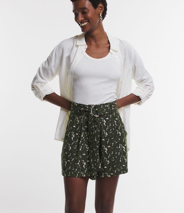 Short em Viscolinho com Cinto Fivela e Estampa Geométrica - 1