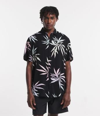 Camisa Regular em Viscose com Estampa de Folhagem Gradiente