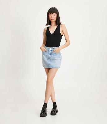 Saia Curta em Jeans com Bolsos e Brilho Lateral