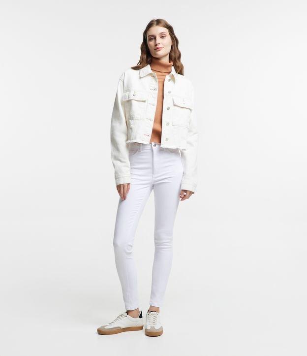 Calça Skinny em Sarja com Cintura Média e Bolsos - 1