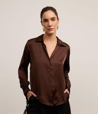 Camisa em Cetim com Recortes e Caimento Leve