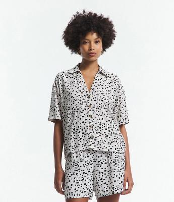 Camisa Manga Curta em Viscolinho com Poás Estampados