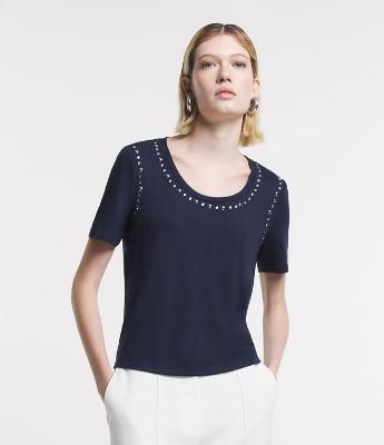 Blusa em Viscose com Brilhos Aplicados na Gola e Cava