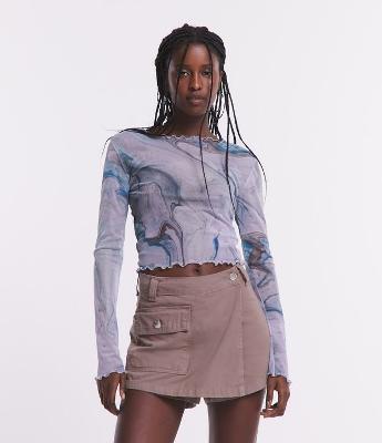 Blusa Cropped em Tule com Frufru e Estampa Abstrata Manchadinha