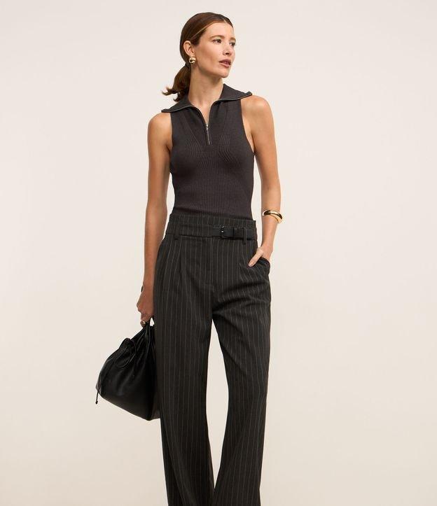 Calça Wide Leg Alfaiatada com Cintinho e Estampa Risca de Giz - 2