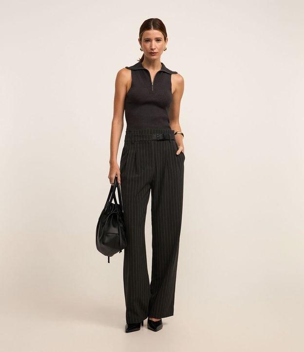 Calça Wide Leg Alfaiatada com Cintinho e Estampa Risca de Giz - 3