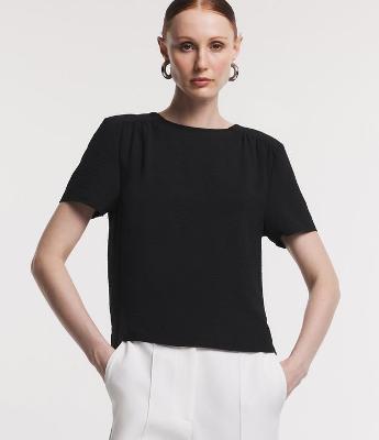 Blusa Básica com Detalhe de Pregas nos Ombros