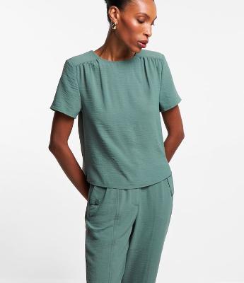 Blusa Básica com Detalhe de Pregas nos Ombros