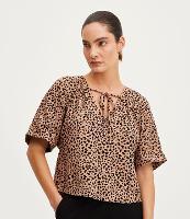 Blusa em Crepe com Decote V com Amarração e Estampa Animal Print - 1