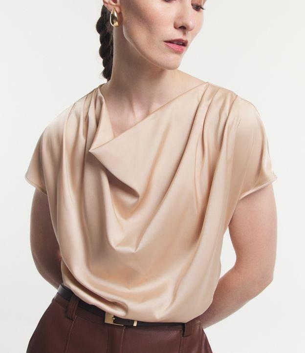 Blusa em Tecido Acetinado com Gola Degagê - 1