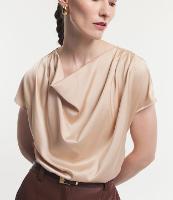 Blusa em Tecido Acetinado com Gola Degagê - 1