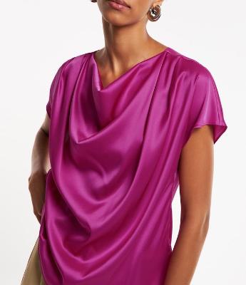 Blusa em Tecido Acetinado com Gola Degagê