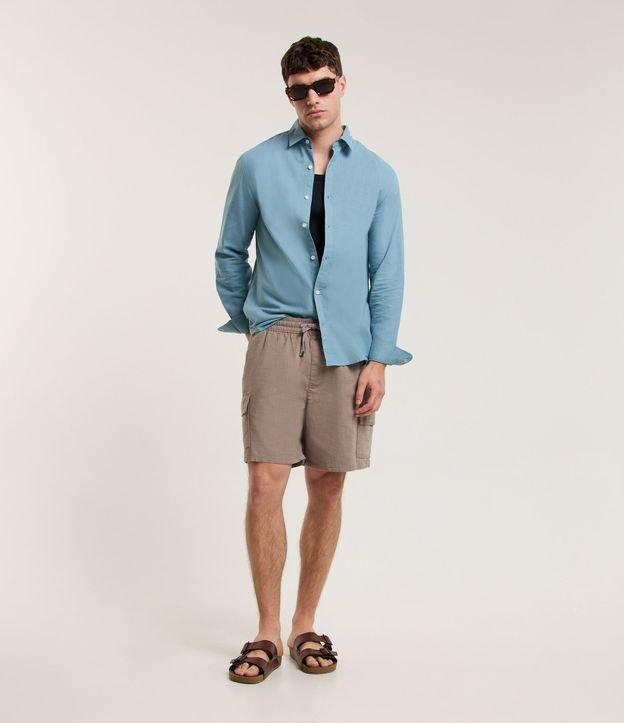 Bermuda Cargo em Algodão com Textura e Bolsos Laterais - 2