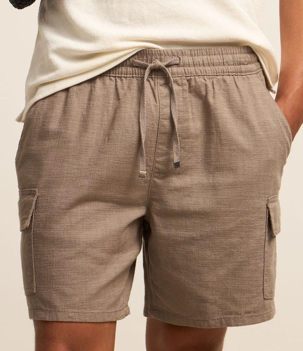 Bermuda Cargo em Algodão com Textura e Bolsos Laterais - 3