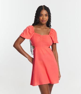 Vestido Curto em Linho com Manga Bufante e Recorte Vazado na Lateral