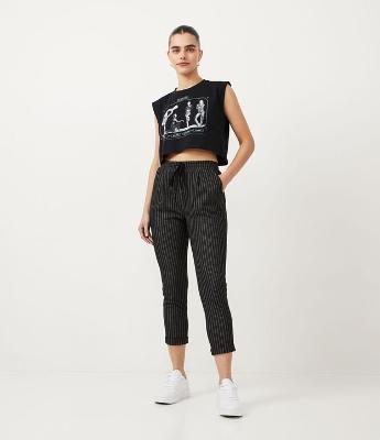 Calça Cenoura em Moletom com Risca de Giz