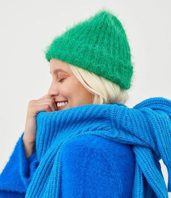 Gorro em Tricô com Borda Dobradinha e Textura Pelinhos
