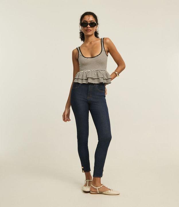 Calça Skinny Jeans com Pespontos Contrastantes e Botões na Barra - 4