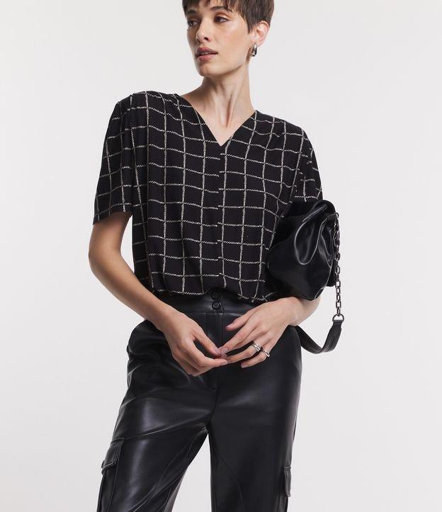 Blusa em Viscose com Decote V e Estampa Xadrez Grid - 1
