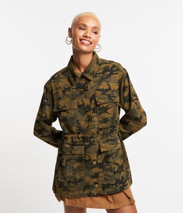 Jaqueta Parka em Sarja Camuflada com Puxador na Cintura - 1