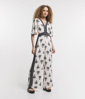 Macacão Pantalona em Viscose com Estampa Coqueiros