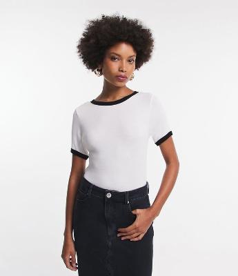 Blusa Meia Malha com Contraste na Gola e Manga Curta