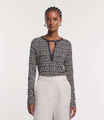 Blusa em Viscose com Detalhe em PU na Gola e Estampa Geométrica