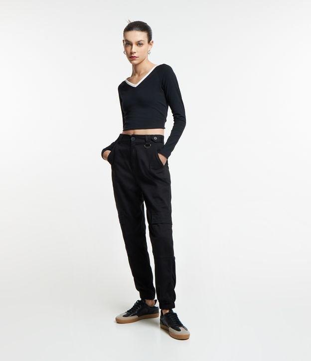 Calça Jogger Cintura Alta com Detalhe de Fivela e Bolsos Cargo - 2