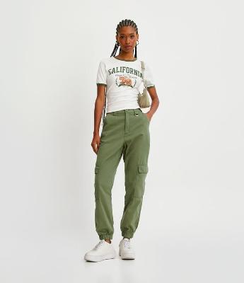 Calça Jogger Cintura Alta com Detalhe de Fivela e Bolsos Cargo