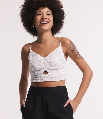 Blusa de Alça Cropped em Renda com Recorte Vazado Frontal