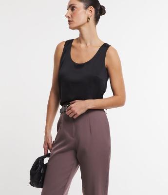 Blusa sem Manga em Tecido Acetinado com Decote Redondo e Alça Média