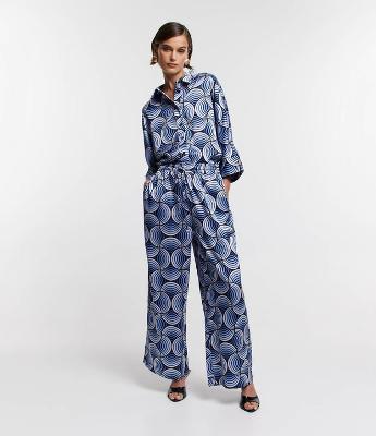 Calça Wide Leg Acetinada com Amarração e Estampa Geométrica