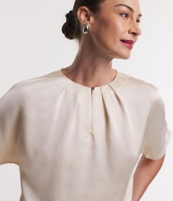 Blusa em Tecido Acetinado com Pregas na Gola